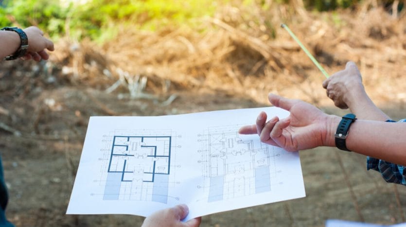 ورقة تظهر مخطط بناء سكني على قطعة أرض