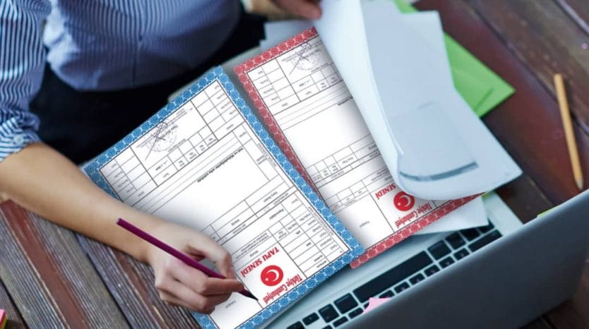 الطابو الأزرق والطابو الأحمر على طاولة مكتب