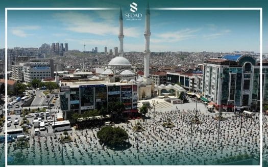 اسنيورت ميدان في اسطنبول يتوسطها مسجد