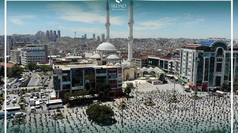 اسنيورت ميدان في اسطنبول يتوسطها مسجد