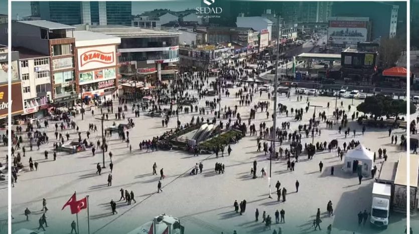 ميدان اسنيورت الملئ بالمارة