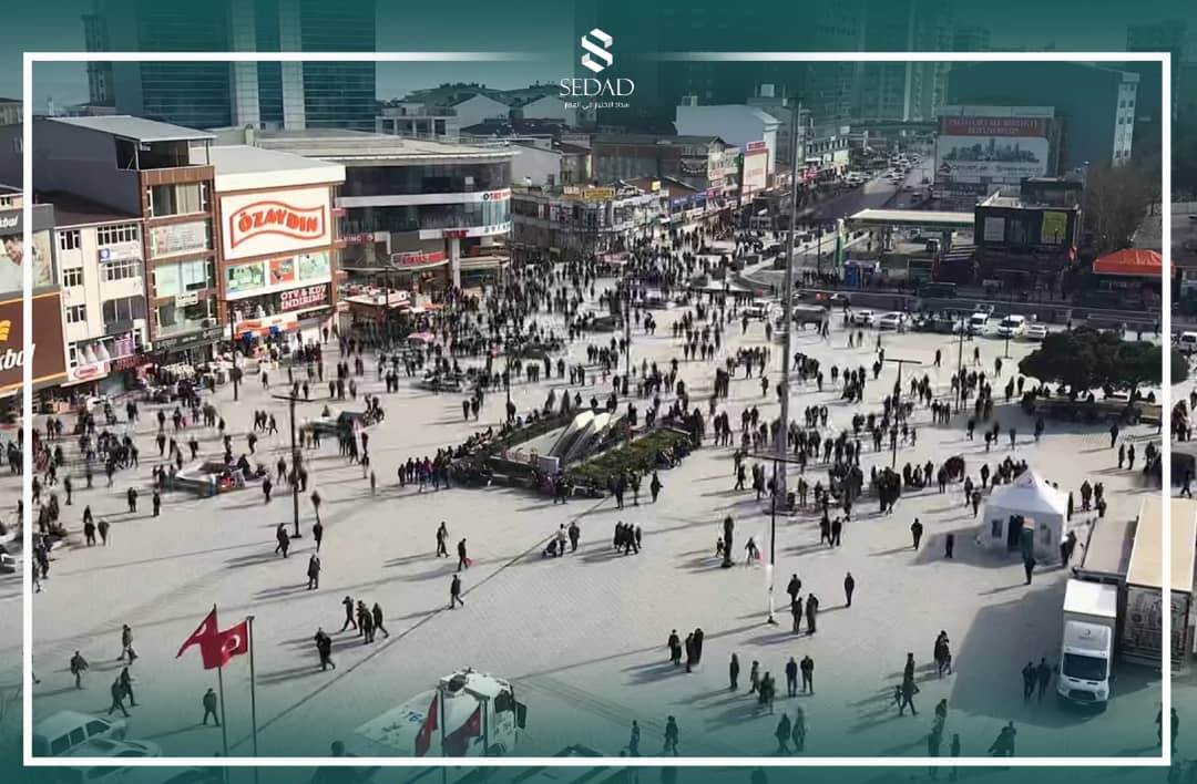 ميدان اسنيورت الملئ بالمارة