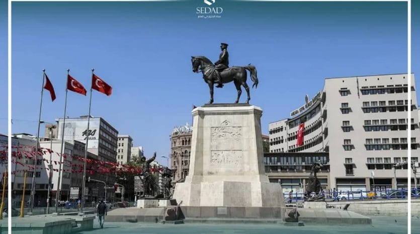 تمثال حصان وفارس في أحد ساحات أنقرة