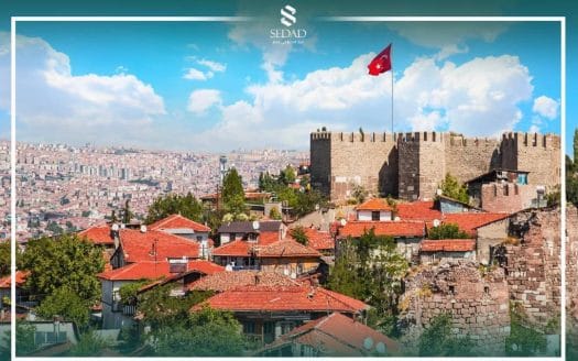 منزل قرب قلعة في أنقرة وعلم تركيا يرفرف فوقها