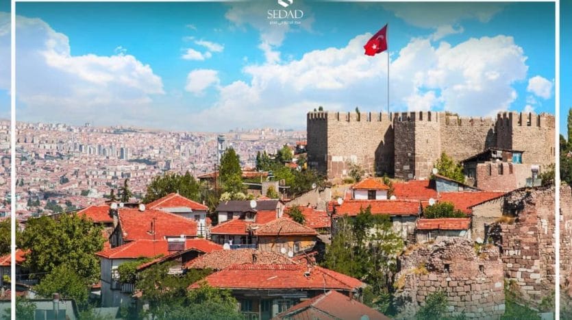 منزل قرب قلعة في أنقرة وعلم تركيا يرفرف فوقها